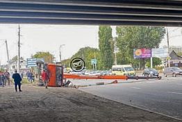 В Пензе на ул. Луначарского упал автокран и перекрыл движение