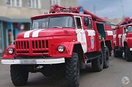 В Спутнике двое спасателей тушили BMW 5