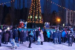 В Заречном Деды Морозы состязались за право зажечь огни на главной елке