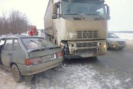 В Пензенской области легковушка столкнулась с фурой, три человека пострадали