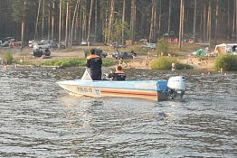 В Пензе спасатели на катере эвакуировали двух «пловцов»