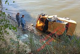 Очевидцы: машина упала с обрыва в Сурское водохранилище