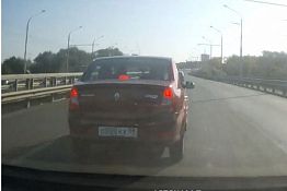 В Пензе водитель Renault Logan проучил автоледи