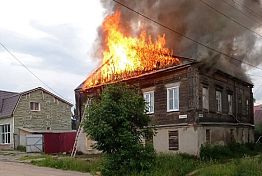 В Кузнецке из горящего дома вынесли бабушку-инвалида