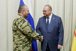 Мельниченко вручил региональные награды бойцам отряда «Барс-4»