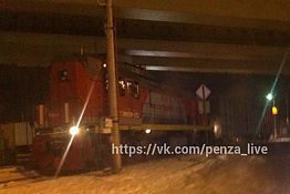 В Пензе под мостом на ГПЗ застрял поезд — очевидец