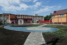 Мельниченко оценил ремонт детской спортшколы и дома культуры в Земетчино